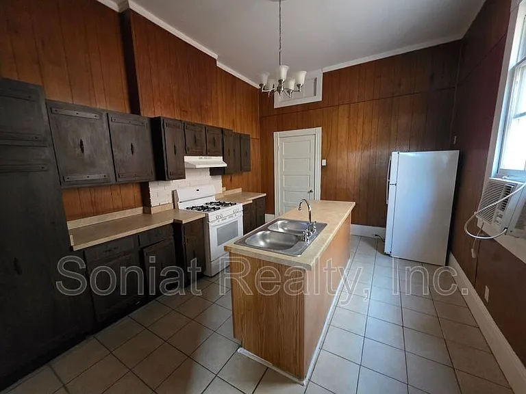 311 S Scott St — Photo 4