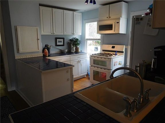 4th image of 18 Wood St