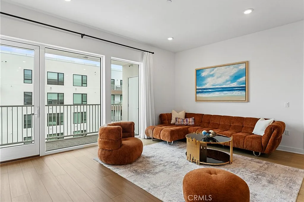 3 bed, 2038 sqft, $7,500 — Photo 2