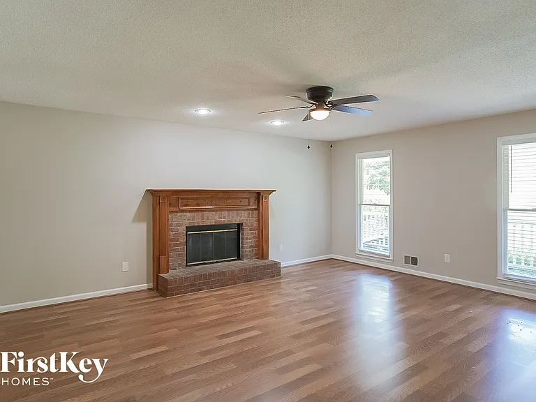 174 Somerset Ln — Photo 3