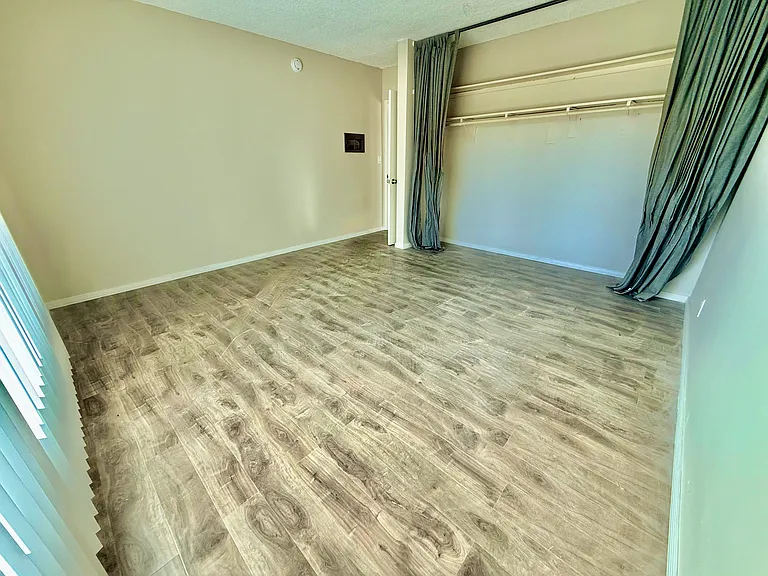 Super-Large Master Bedroom Closet~