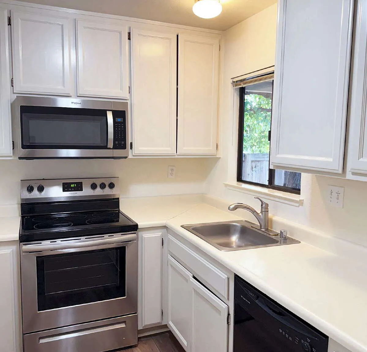 2 bed, 1.0 bath, $2,600 — Photo 2