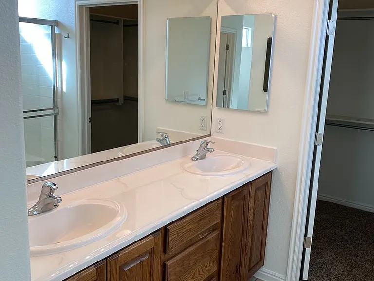 1233 N Spring Valley Dr — Photo 5