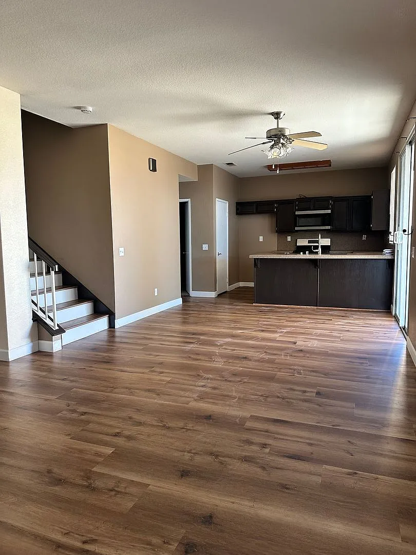 Gorgeously upgraded 4 bedroom home in Hunter's Ridge — Photo 4