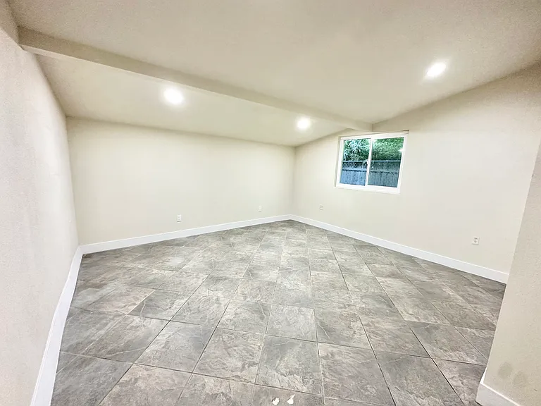 1103 N Maple St — Photo 26