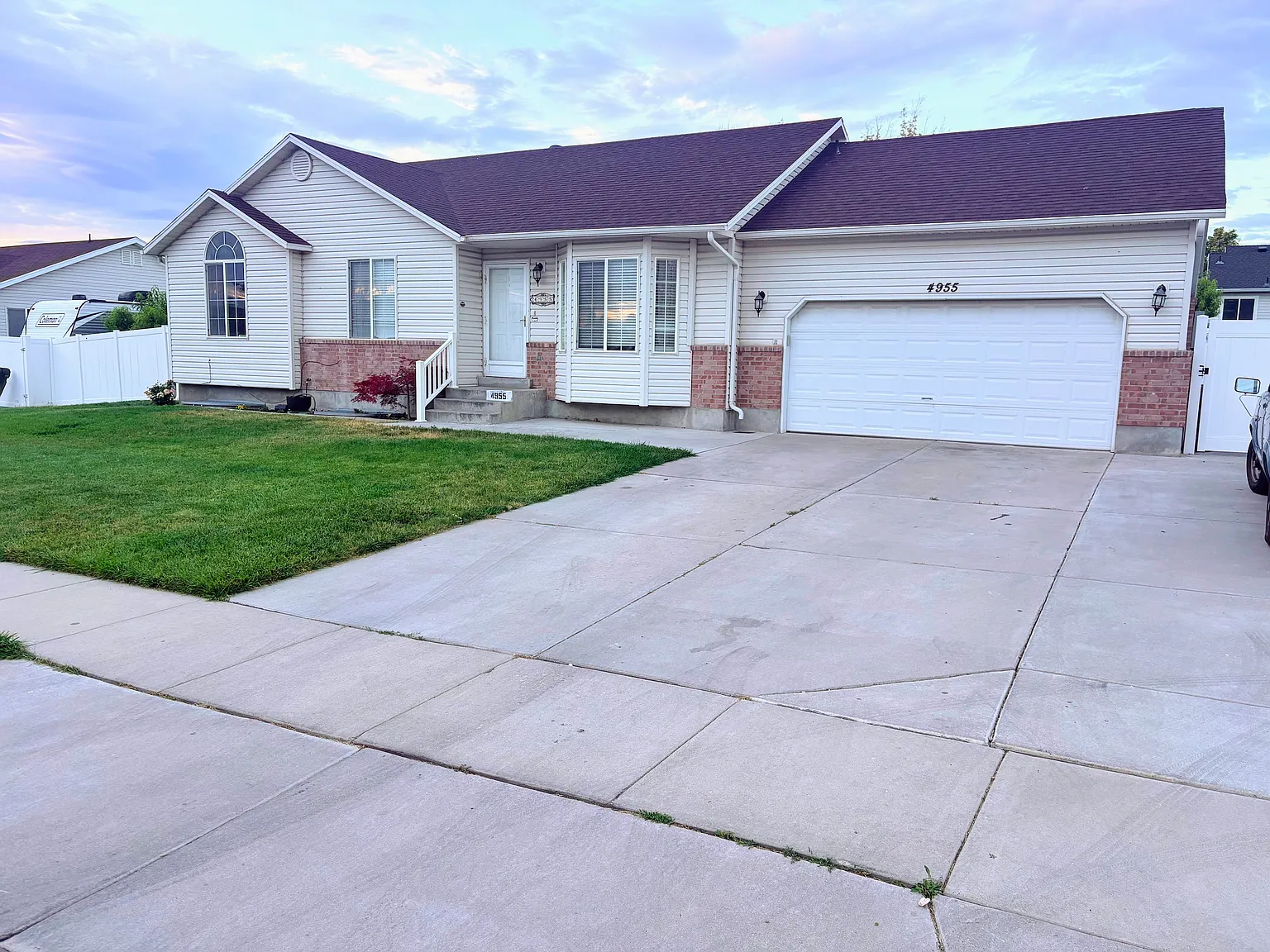 6 bed, 2588 sqft, $3,200 — Photo 2