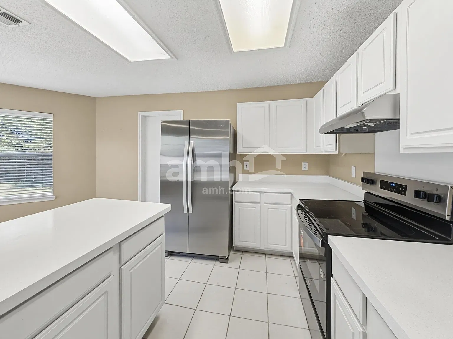 3 bed, 2.5 bath, 2456 sqft, $2,400 — Photo 3