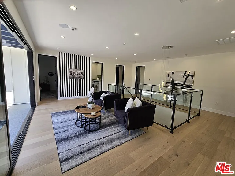 5012 Enfield Ave — Photo 29