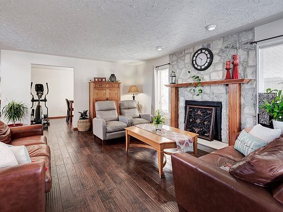 3rd image of 4 W Cedargrove Way SW