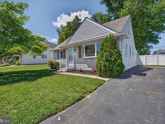 3rd image of 3405 Victor Ave