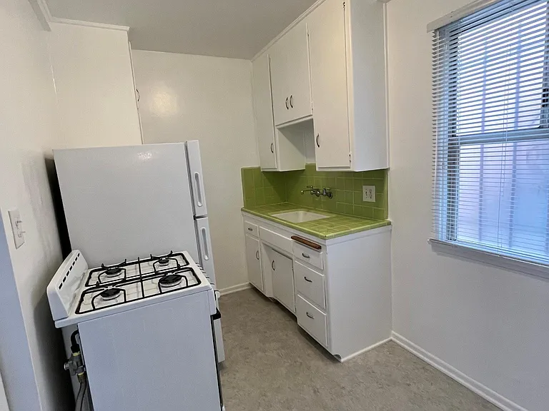 8 Claremont Ave #8 — Photo 3