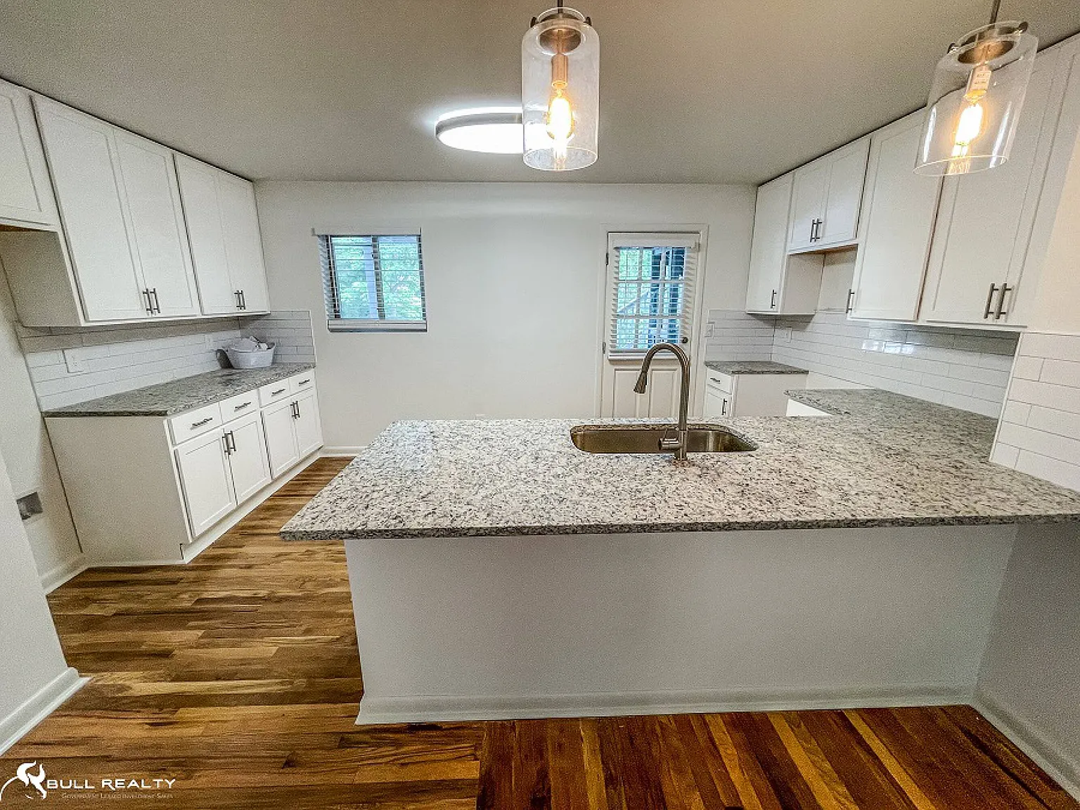 711 Oakview Rd — Photo 3