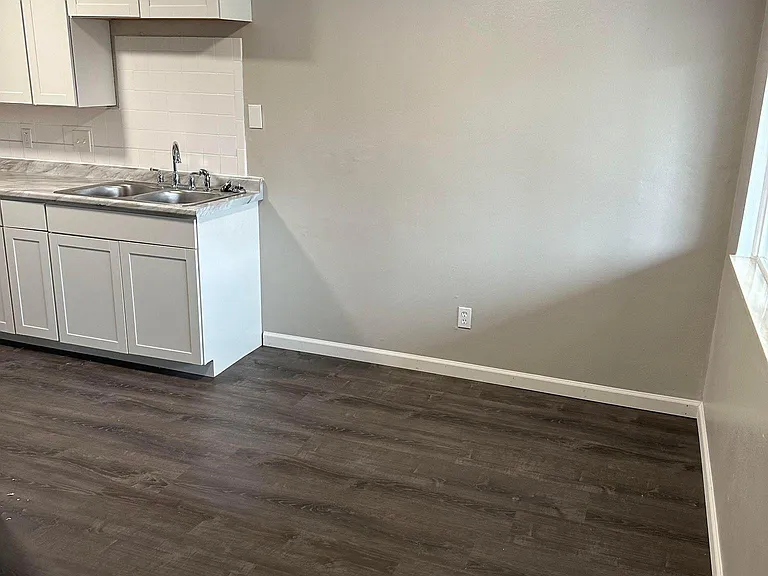 2624 Eastview Dr #5 — Photo 2