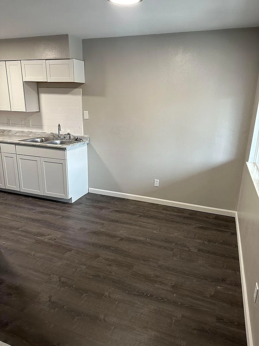 Building Photo - 2624 Eastview Dr #5