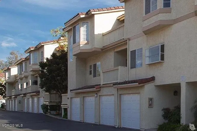 Beautiful 2 Bedroom, 2.5 Bath Townhome in Desirable Shadow Ridge Community! — Photo 3