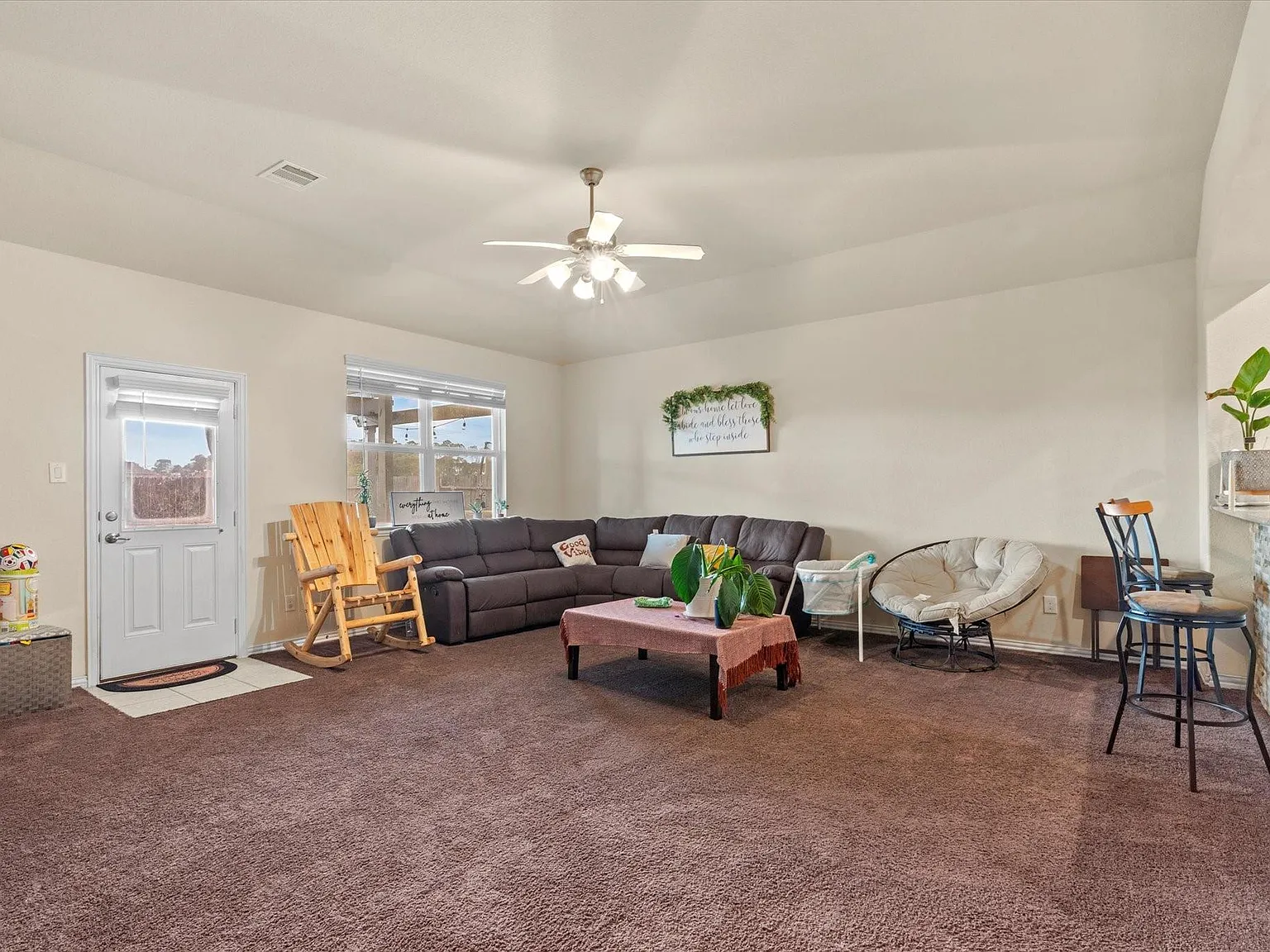 3 bed, 2.0 bath, 1863 sqft, $2,290 — Photo 3