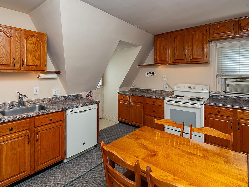 Eat-In Kitchen w/ Dishwasher