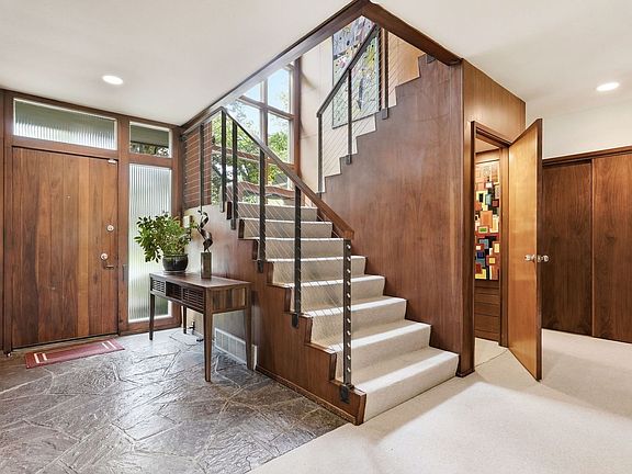 3rd image of 1093 Lyndhurst Dr