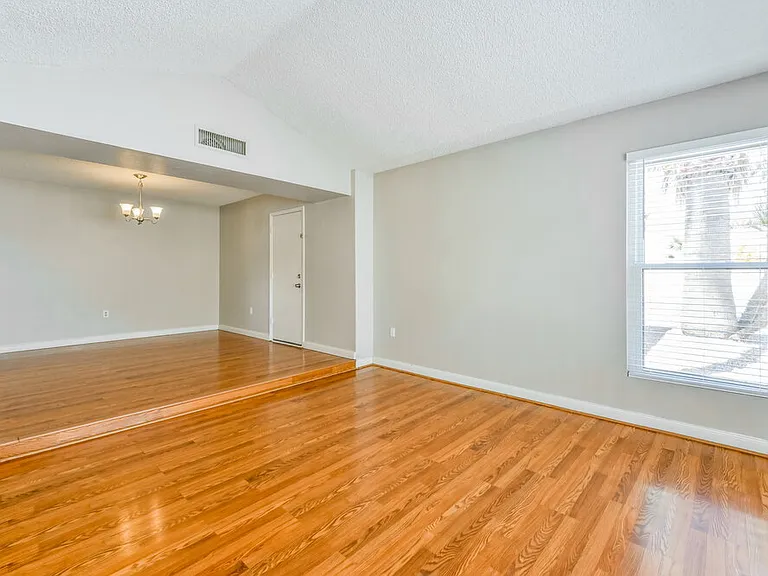 521 N Redrock St — Photo 4