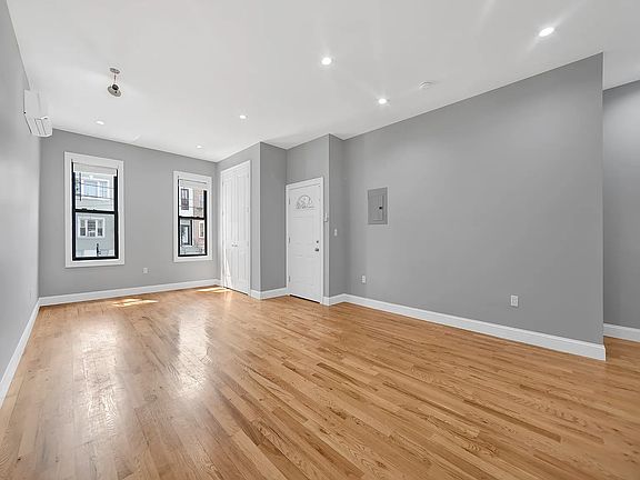 3rd image of 289 Hemlock St #A