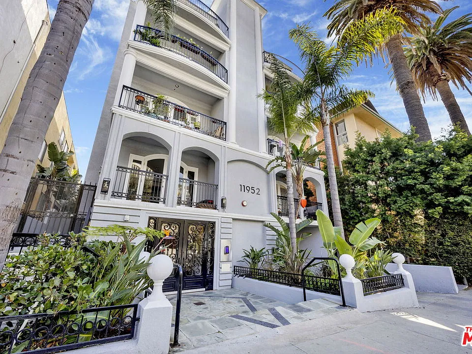 11952 Montana Ave #303