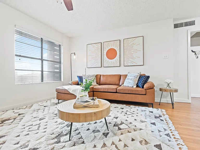 3401 Red River St — Photo 4