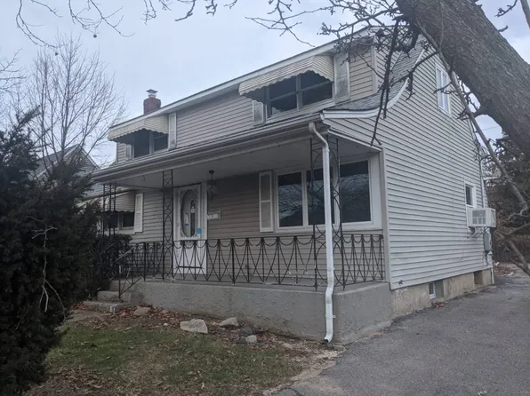 557 Knoll Ct, Seaford, NY 11783