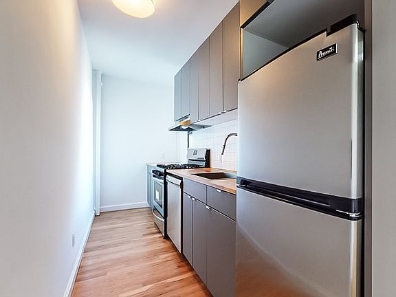 3rd image of 200 Haven Ave APT 6