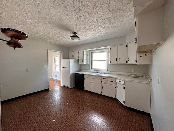3rd image of 151 Sunset Dr