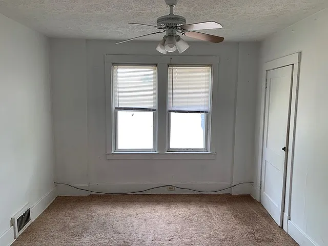 2916 Clermont Avenue — Photo 2