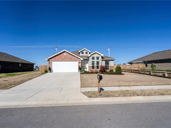205 Oak Ave, Gentry, AR 72734