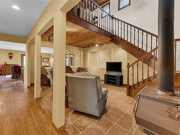 3rd image of 11836 White Oak Dr