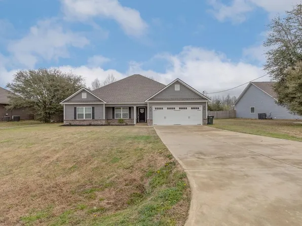 16 Maxwell Dr, Fort Mitchell, AL 36856