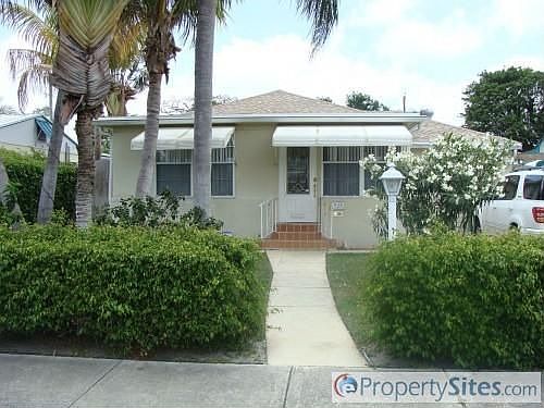 1st image of 925 N Palmway