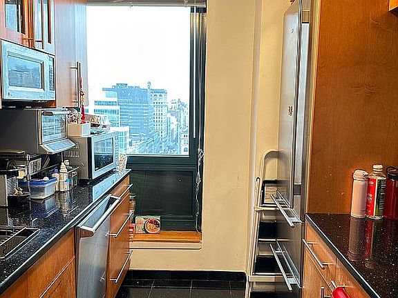 4th image of 1 Irving Pl APT U18a