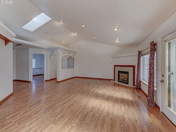 2nd image of 953 W 17th Ave