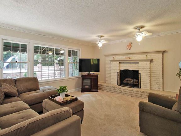 5th image of 2102 Black Oak Dr