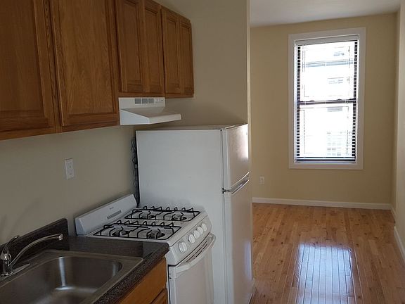 2nd image of 608 E 9th St APT 22