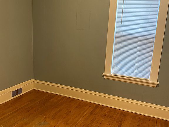 3rd image of 715 Thomas Ave W