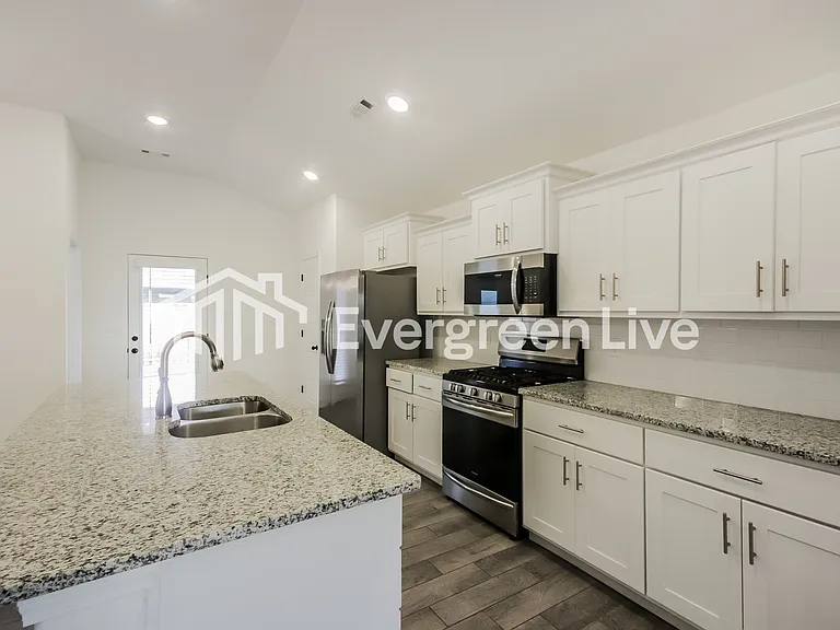 5900 Hoover St — Photo 7
