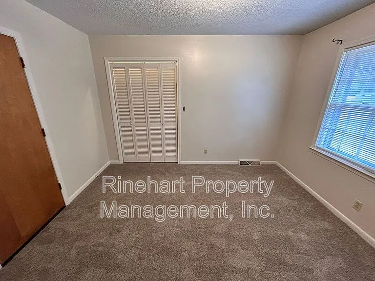 699 University Dr — Photo 9