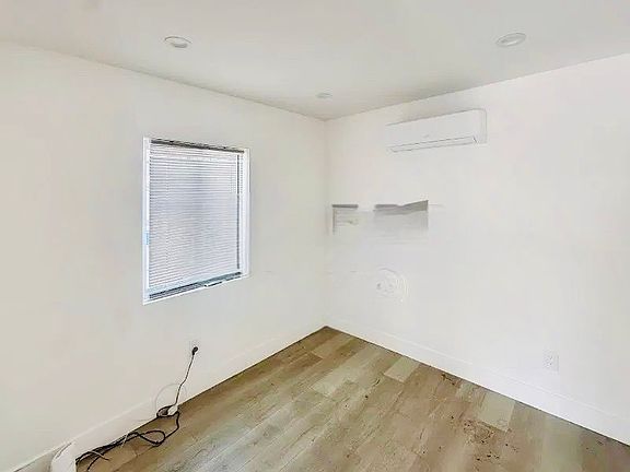2nd image of 933 1/3 E Kingsley Ave