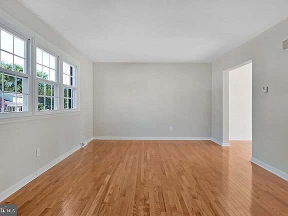 4th image of 2620 Crossgates Dr