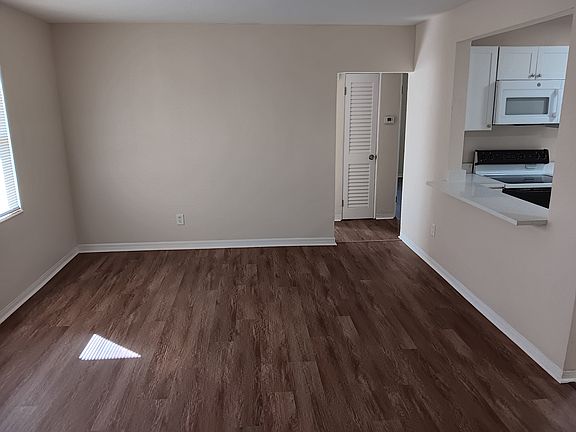 3rd image of 625 40th Ave NE