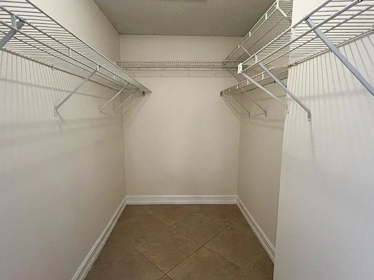9617 Riverside Dr #6 — Photo 24