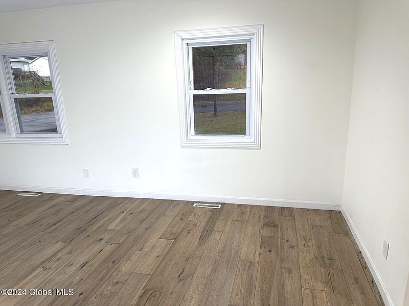 5th image of 122 Cliffe Avenue