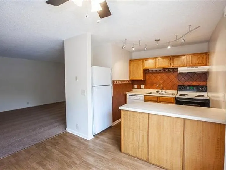 701 Dondee Dr #10 — Photo 4