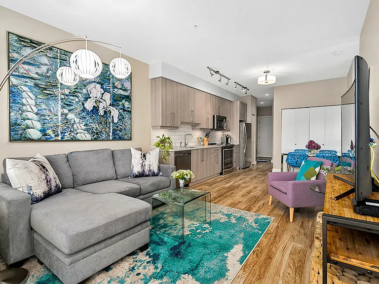 595 Pandora Ave #303 — Photo 3