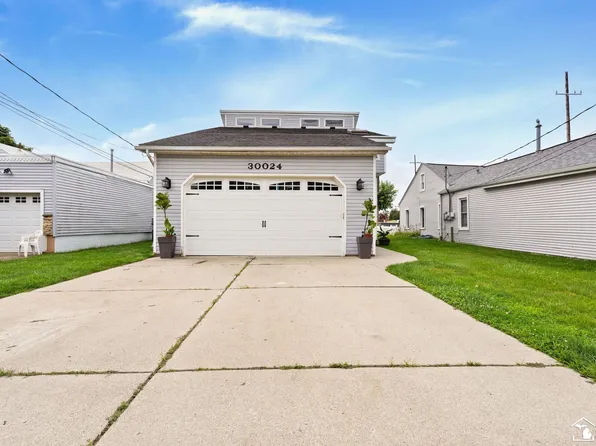 30024 Pointe Dr, Gibraltar, MI 48173