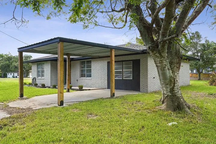3 bed, 2.0 bath, 1200 sqft, $1,600 — Photo 4